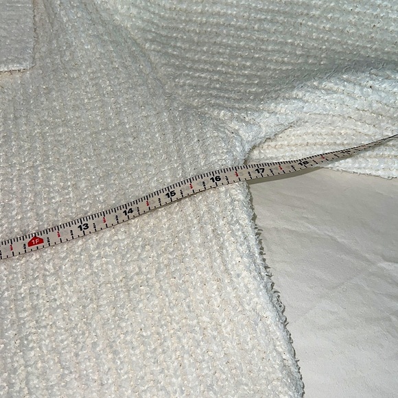 Thick Ribbed Cropped Sweater - Picture 11 of 15